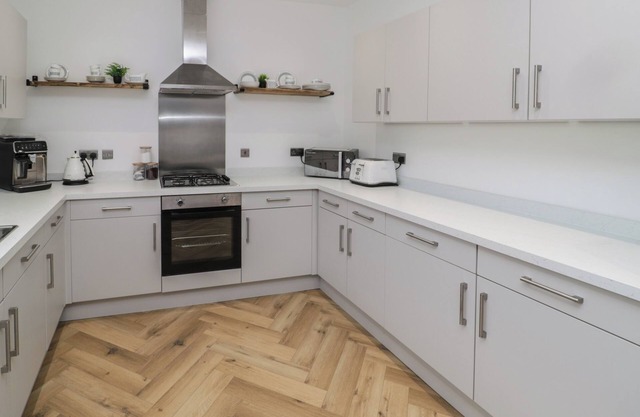 2 MARINE COTTAGES, pet friendly, with hot tub in Newbiggin-By-The-Sea