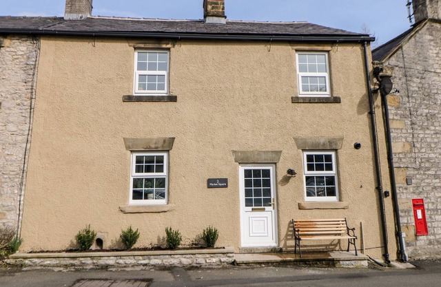 2 MARKET SQUARE, character holiday cottage in Tideswell