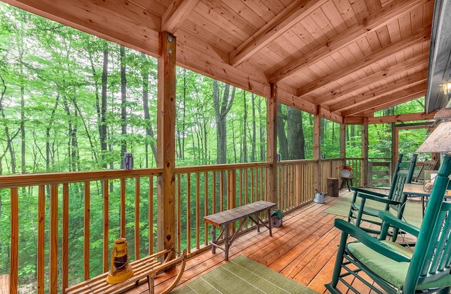 2 Master Suites - Hot Tub - Porch - Fire Pit - Wi-Fi - Clean - Cozy - 5 Stars!