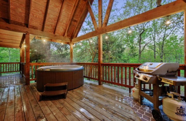 2 Master Suites, hot tub, fireplace, back deck, wrap around porch, secluded