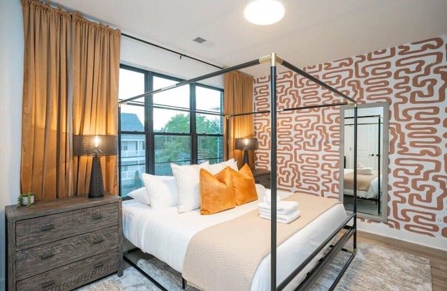 2 Mi to DT + King Beds & Garage