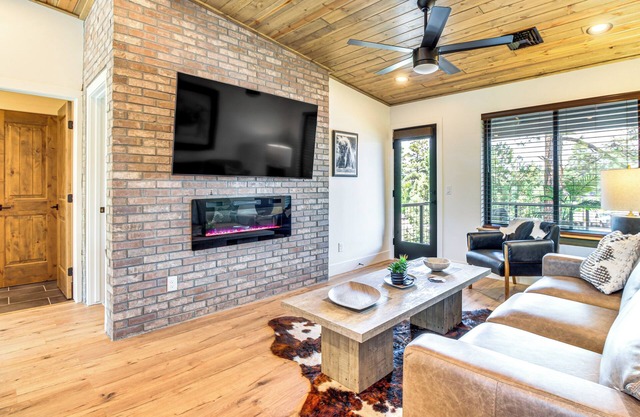 2 Mi to Fool Hollow Lake: Modern Loft w/ Balcony