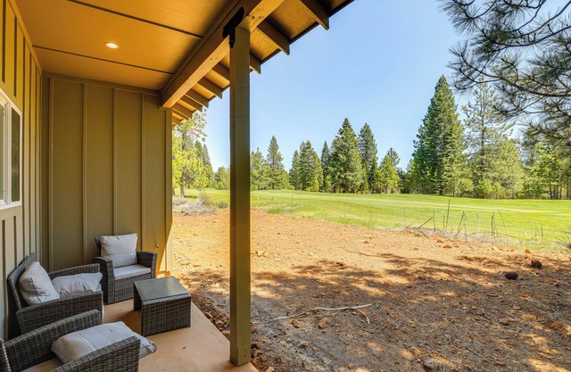 2 Mi to Lake Almanor: Home w/Golf Course Views!