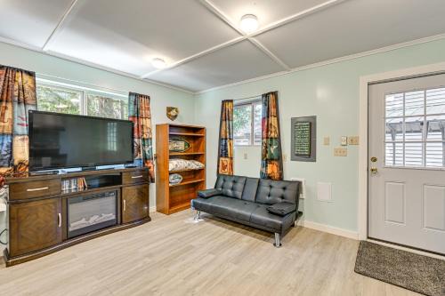 2 Mi to Lake Cushman Access PNW Cabin Retreat!