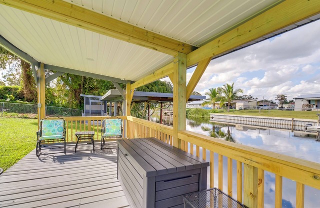 2 Mi to Lake Okeechobee: Waterfront Home w/Deck!