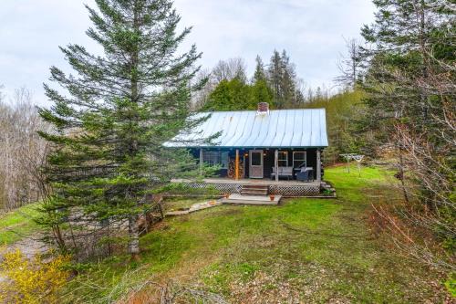 2 Mi to Lake Willoughby Peaceful Log Cabin!
