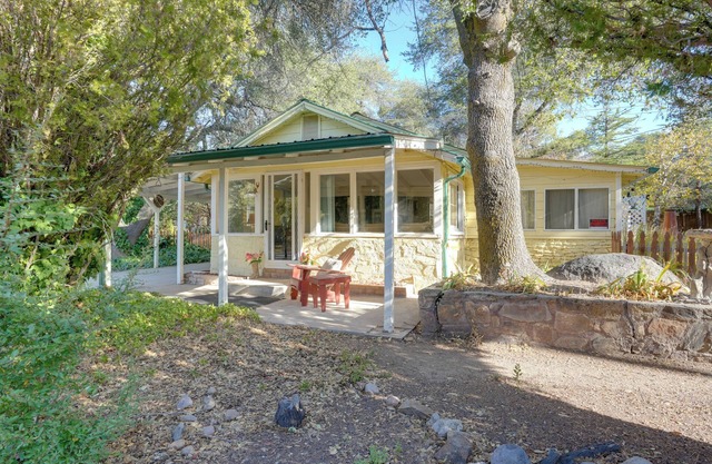 2 Mi to Mtn Biking Trails: Cozy Cottage w/Sunroom