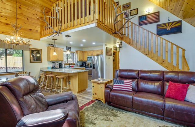 2 Mi to Show Low Lake: Scenic Cabin w/Balcony