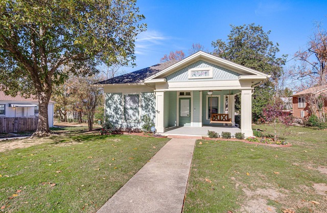 2 Mi to Tyler Rose Garden: Vibrant Apartment!