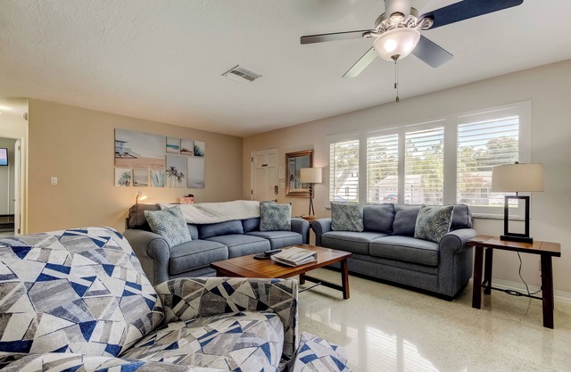 2 Miles 2 Redington Beach. Large Yard, Dog Friendly. Bonus Lounge/Kids Room