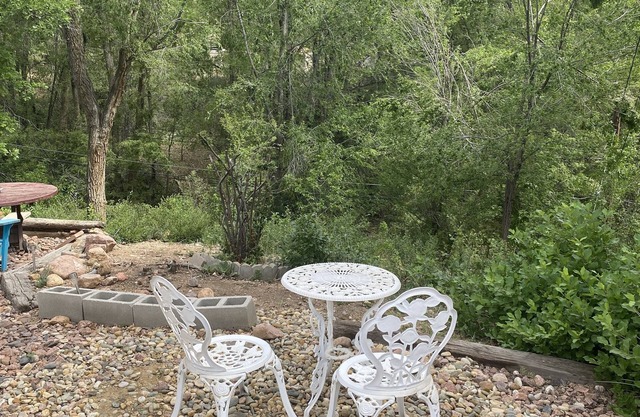 2 Miles Ft Carson 1 mile Broadmoor World Arena 2bedroom Quiet