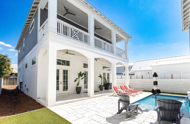 2 Min from the Beach, Golf Cart, Private Pool, Carriage House, Bikes & Sleeps 14!