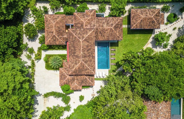 2 min walk Private path to the beach .ACCESS Beach club . Daily maid .