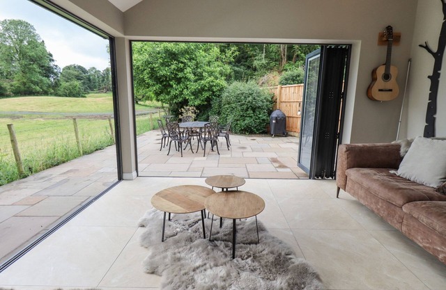 2 mins Lake Windermere! Gorgeous quiet property, slps 8 (4 bedrooms, 3 bathrms)