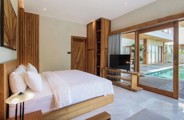 2 minute walk to beach - 3 BR Beachfront Villa