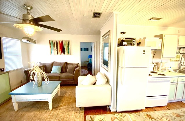 2 Minute walk to the secluded beaches of Fort Morgan! Pet friendly! Quiet Space!