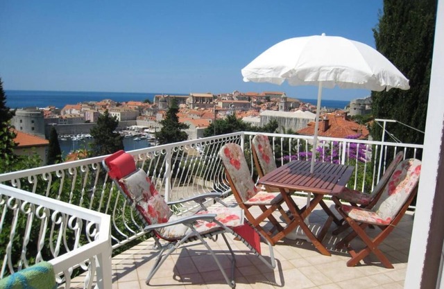 2 minutes distance to the old town with beautiful view from spacious terrace!