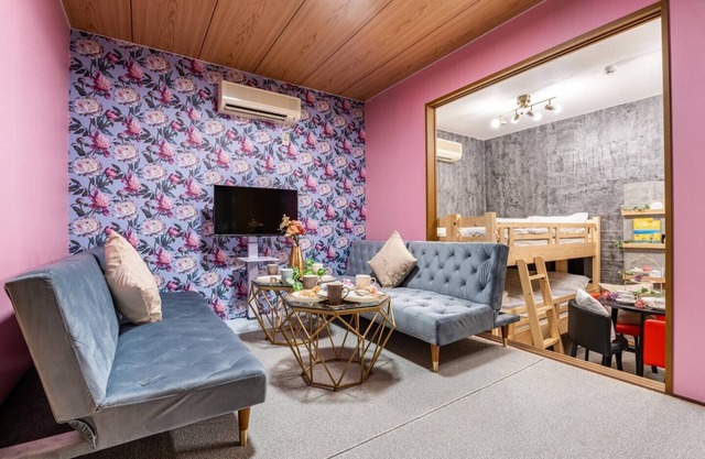 2 minutes to JR Namba, 5 minutes to subway Namba and Shinsaibashi stations.n