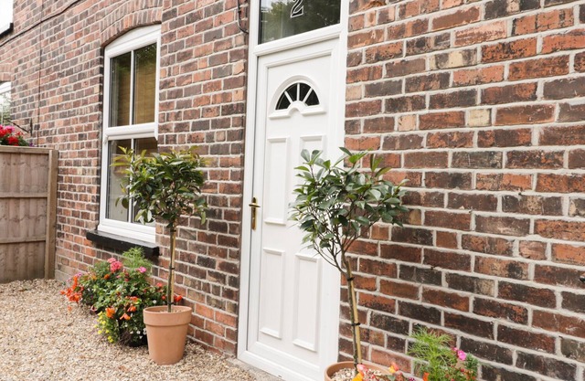2 MOOR FARM COTTAGES, pet friendly, with hot tub in Burton Constable