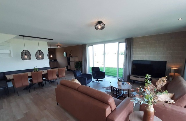 2 new modern homes located next to each other