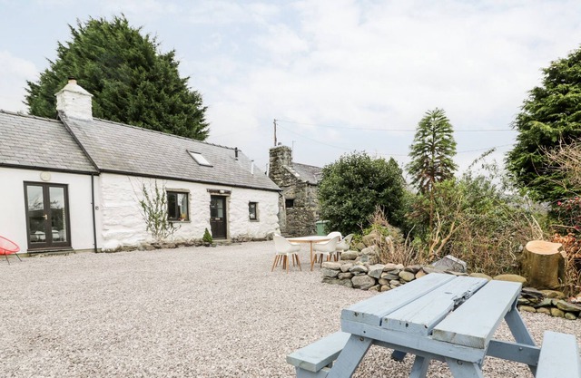 2 PANT HEULOG, pet friendly, with open fire in Dyffryn Ardudwy