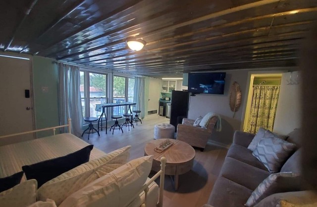 #2 PET FRIENDLY! PONTOON/KAYAKS AVAILABLE! STUDIO CONDO CLOSE TO TOWN & MARINA!
