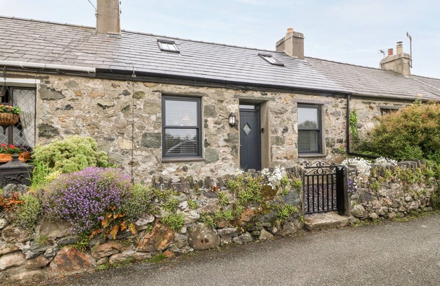 2 RHOSLYN, family friendly, character holiday cottage in Groeslon
