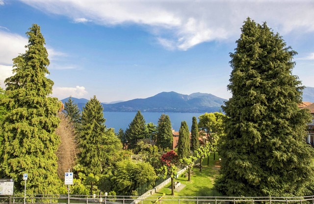 2-room apartment with balcony and beautiful view of the lake