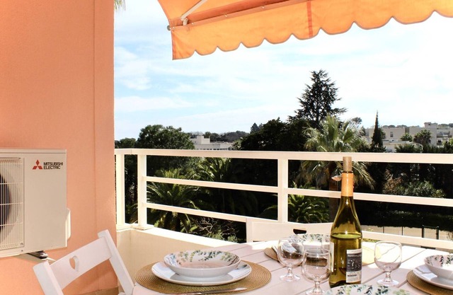 2-room apartment with parking and air conditioning near the beach