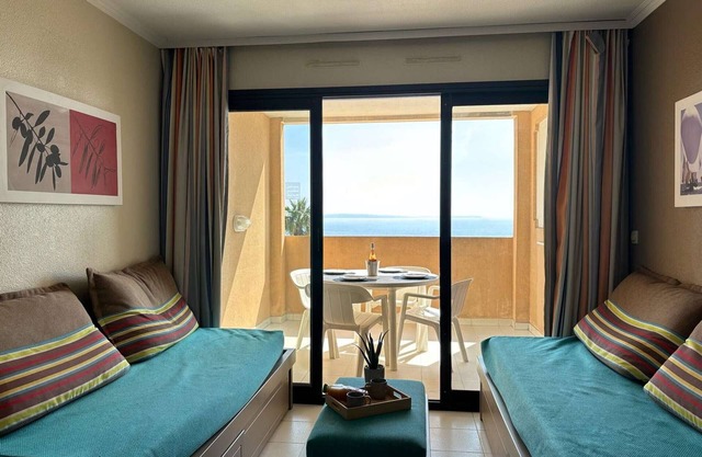 2-room apartment with pool and parking in Cannes la Bocca