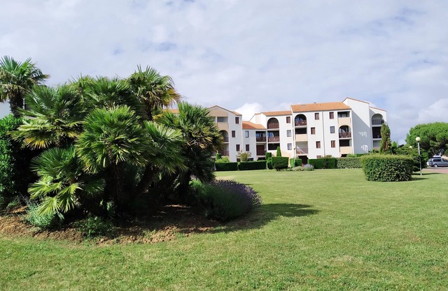 2-room apartment with loggia, garden level, 2 steps from the beach