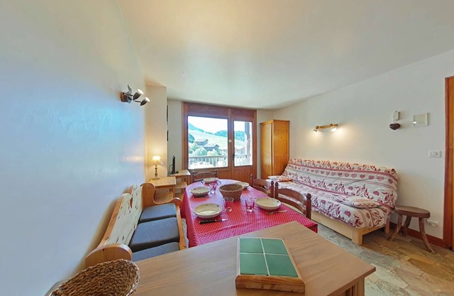2-room apt with balcony in Chinaillon center, near slopes, parking and ski locker
