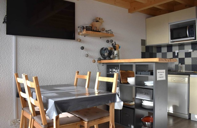 2-room cabin, south balcony, parking, near town center in Font-Romeu