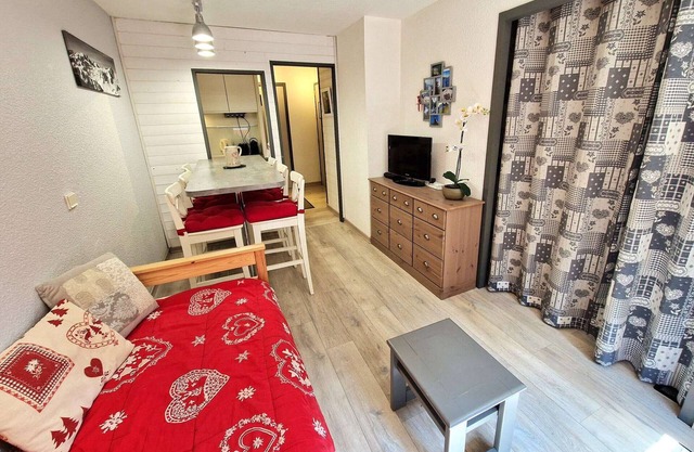 2-Room + Cabin Apartment for 4-6 in Heart of Station - WiFi & Balcony