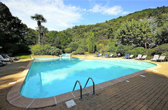 2-room corner apartment in a residence with approx. 8 ha. large park and pool