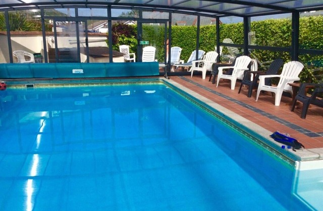 2~Short walk~Beach~Pubs~Shops: Chlorine safe Pool and Hot tub, Games room, WiFi