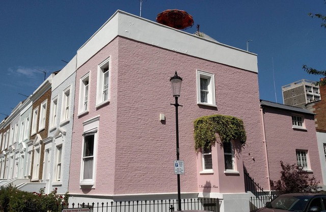 2 single or 1 King bed in Notting Hill. Super location for sightseeing London