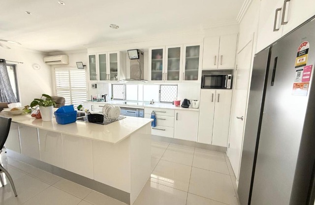 2 spacious rooms with shared bathroom in Modern Sunnybank Home
