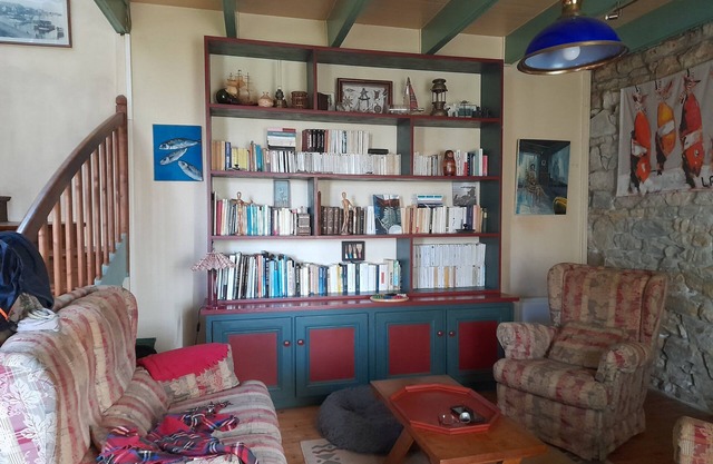 2 steps from the port and beaches, house with large garden.