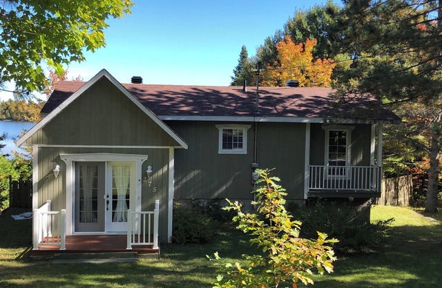 2-storey house, furnished, waterfront, lake access. Dog and/or cat accepted.