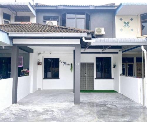 2 Storey Stylish Comfort Retreat `AlmaImpianRia
