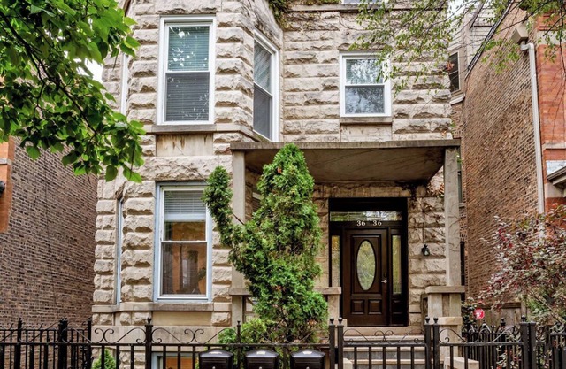 2-Story 4-Bedroom Condo: 3-minute walk to Wrigley Field. King Bed