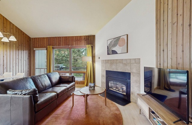 2-story condo near Mt Bachelor with hot tub, pool, grill, balcony, fireplace, AC