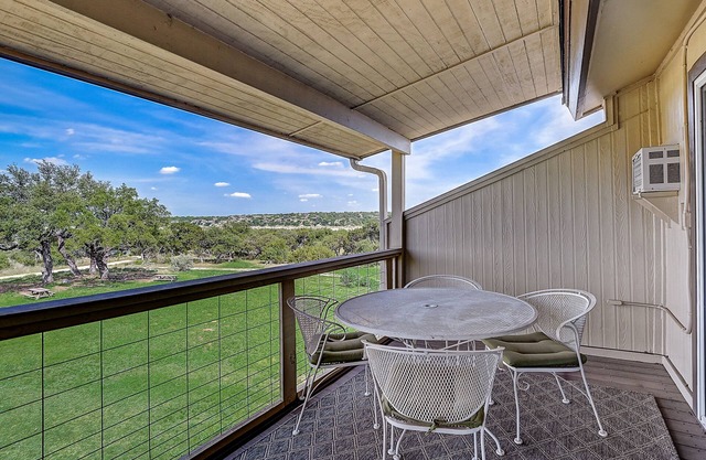 2-story townhouse with balcony, outdoor pool, tennis, grill, basketball, & AC