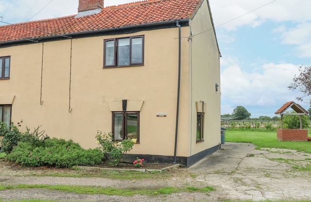 2 STUD COTTAGE, family friendly, with a garden in Buxton, Norfolk