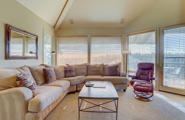 2 Suites, Amazing River Views, Seasonal Community Pool & jacuzzi