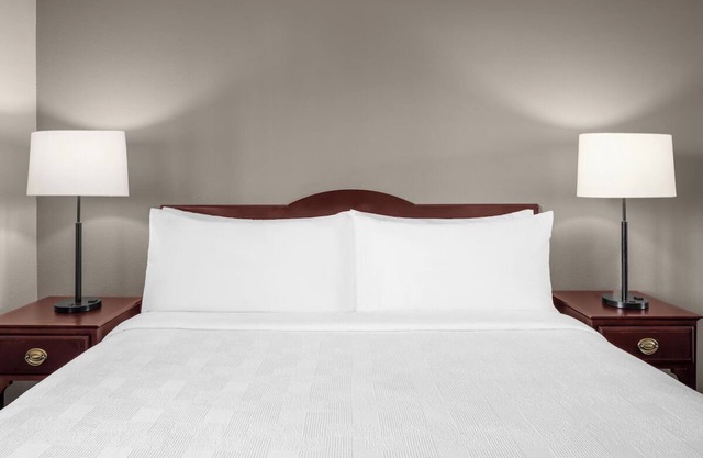 2 Suites in Modern Hotel w/Fully Equipped Kitchens & Fireplace - Free Parking