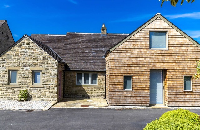 2 THE CROFT, luxury holiday cottage, with hot tub in Skipton