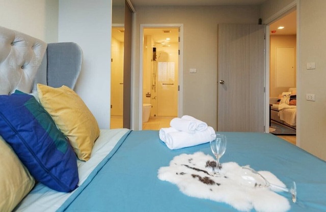 2 Units Apartment for 6PPL / Bangkok University near bts Ekkamai Station