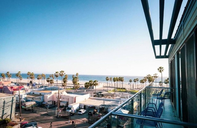 2 Venice Rooms Just Steps from Beach | Rooftop | Balcony | Free Breakfast